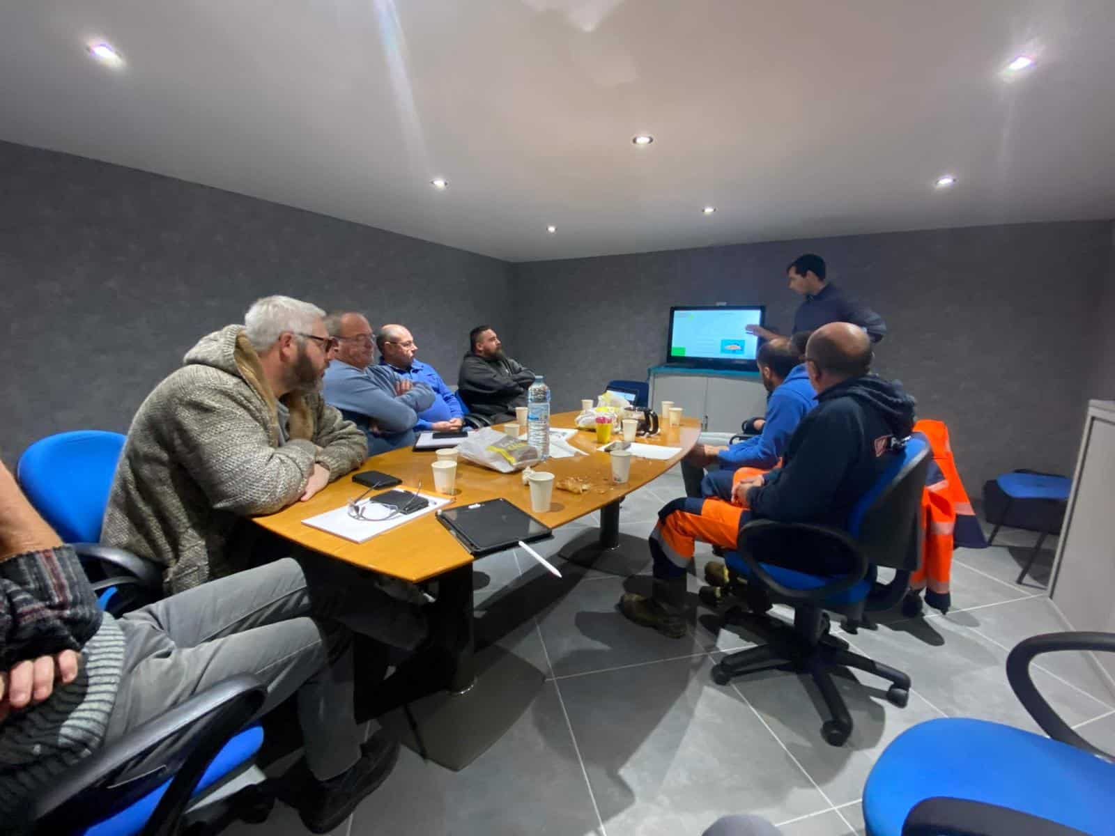 salle de conference dieppe avec groupe de personnes