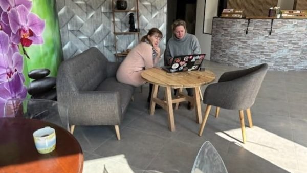 espace coworking coworker qui travaille sur ordinateur